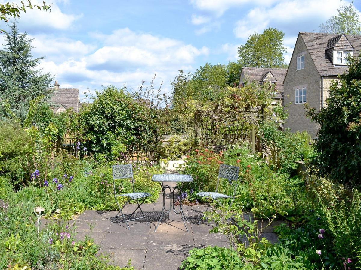 Folly Cottage Avening Bagian luar foto
