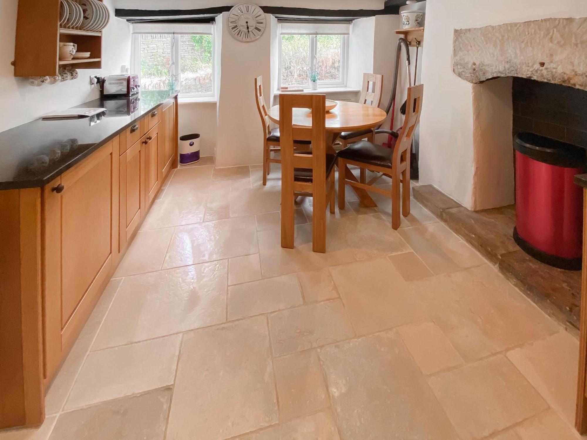Folly Cottage Avening Bagian luar foto