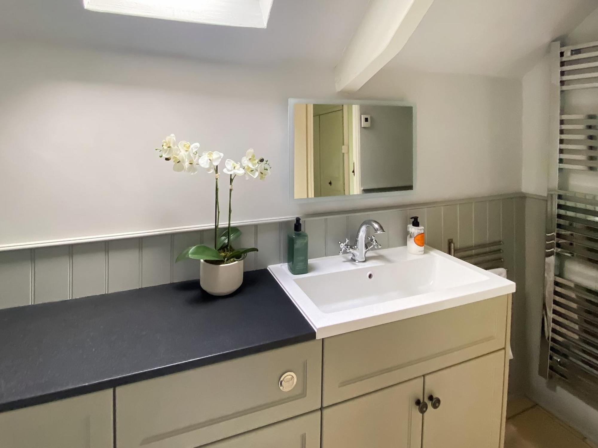 Folly Cottage Avening Bagian luar foto