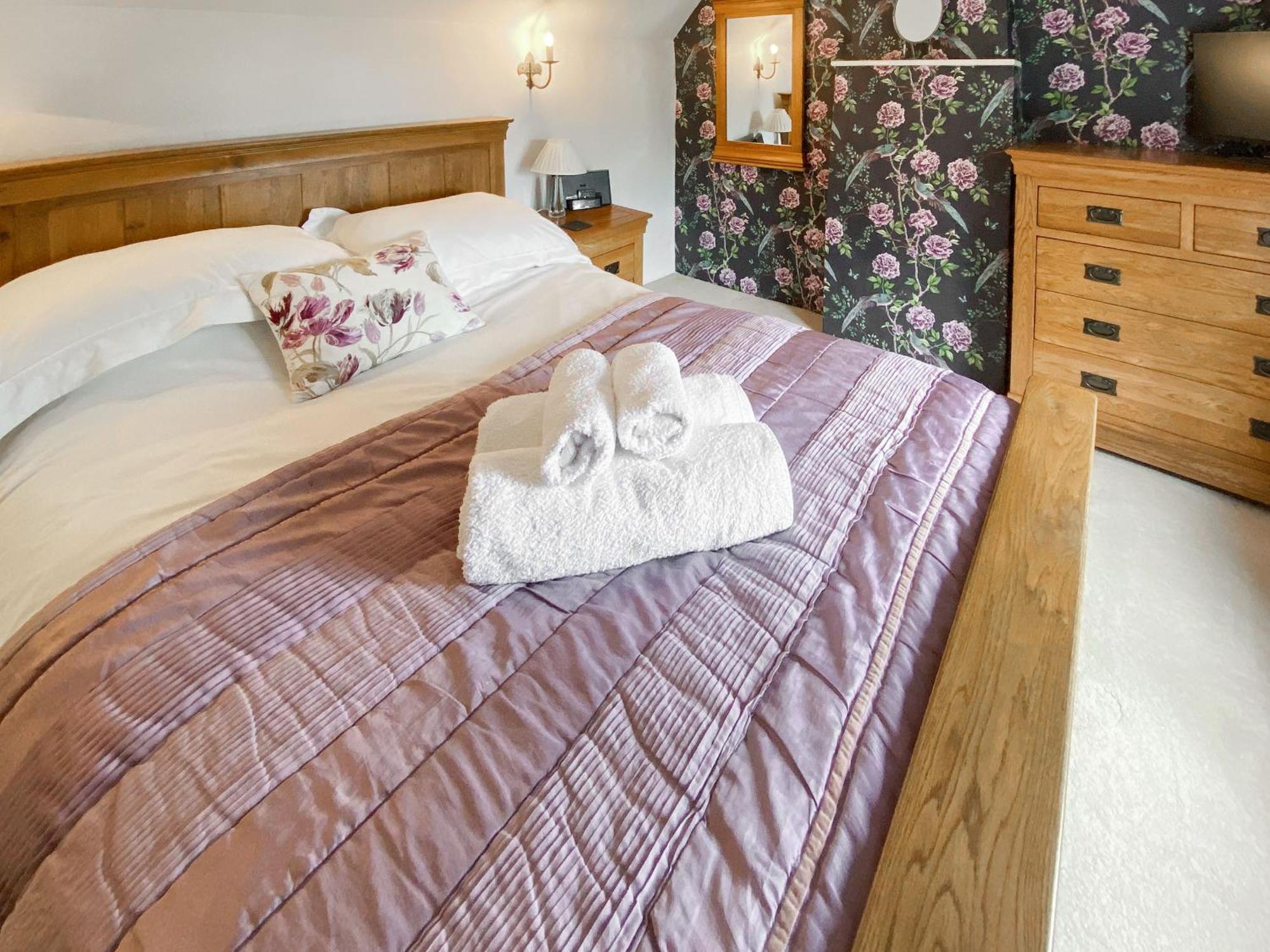 Folly Cottage Avening Bagian luar foto