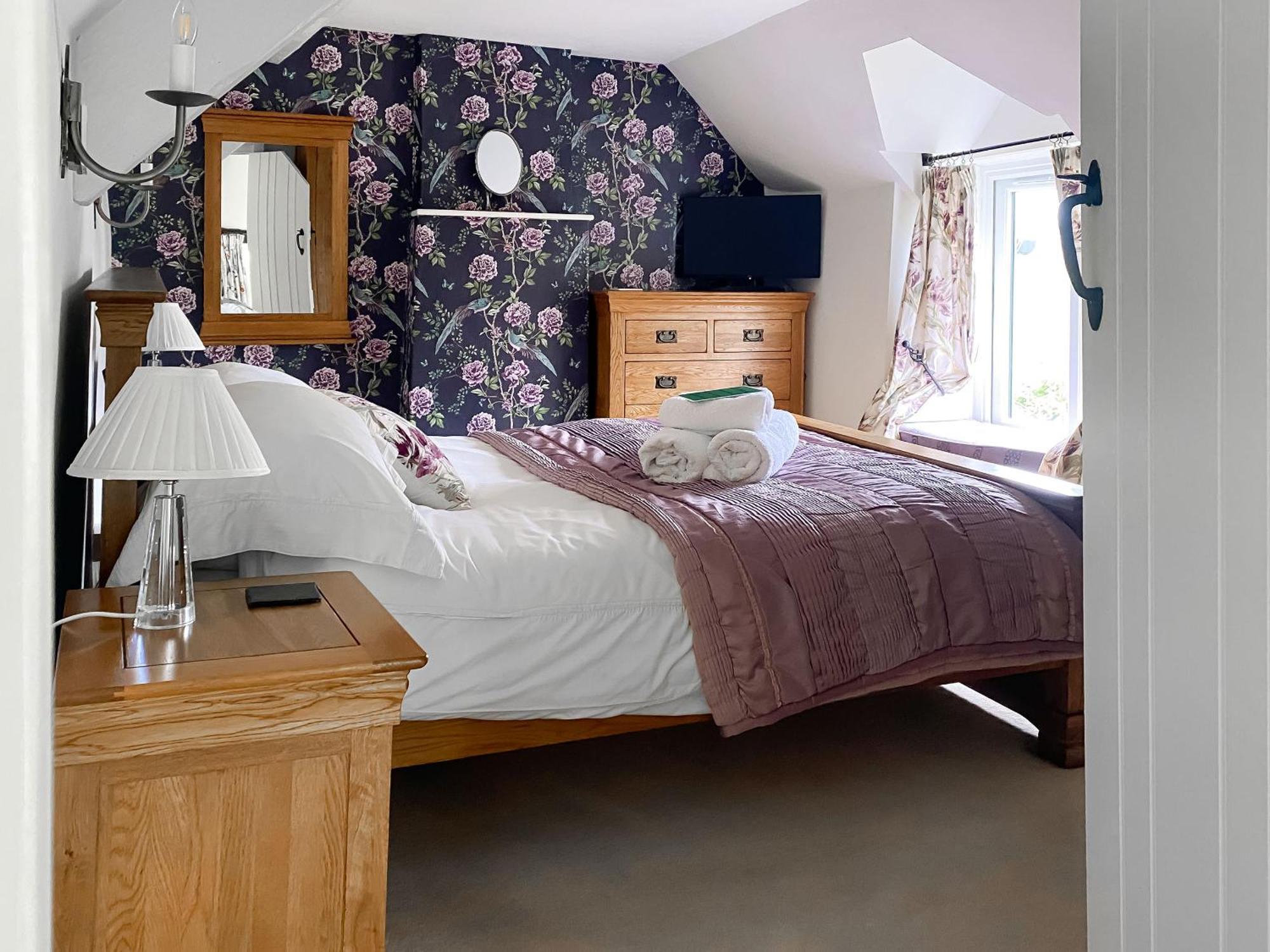 Folly Cottage Avening Bagian luar foto