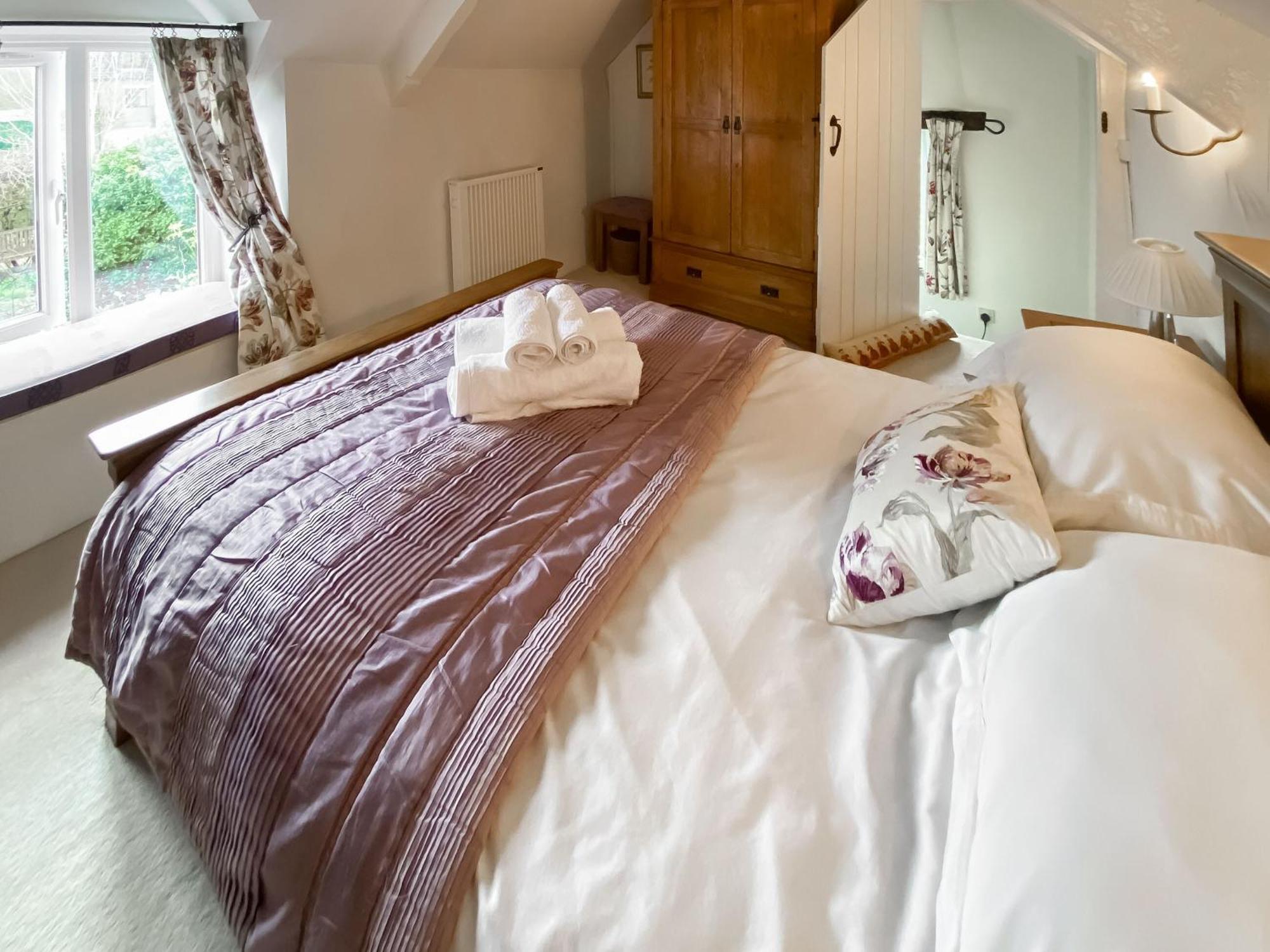 Folly Cottage Avening Bagian luar foto